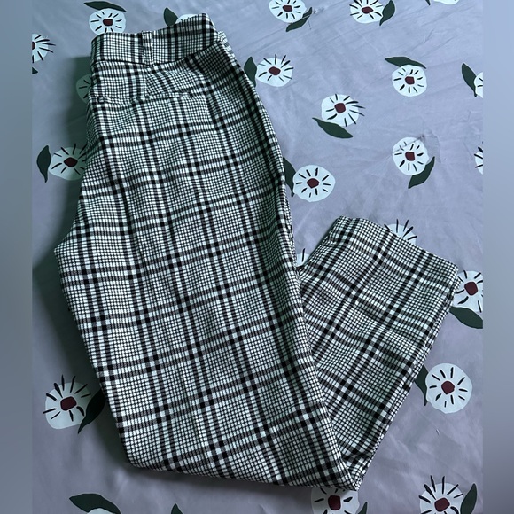 Abercrombie & Fitch Black & White Plaid Pants - Picture 10 of 12